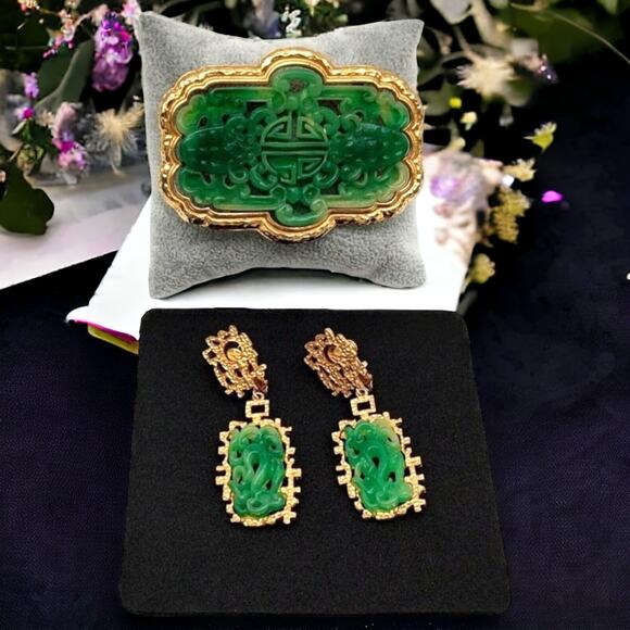 Large Vintage VENDOME Gold Tone Asian Inspired Green Carved Brooch & Earring Set - Picture 1 of 14